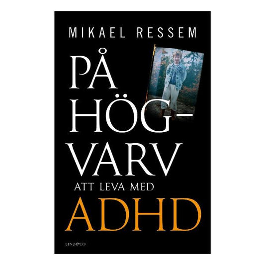 Omslaget till boken På högvarv: Att leva med ADHD av Mikael Ressem, med illustrerad scen som skildrar vardagen för en vuxen med ADHD.