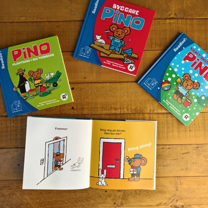Uppslag ur Pino och paketet, interaktiv Readioo-bok med Pino som ringer på dörren och delar ut paket.