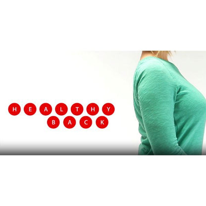 Kvinna demonstrerar användning av Happyback-sittkudde genom olika sittövningar.