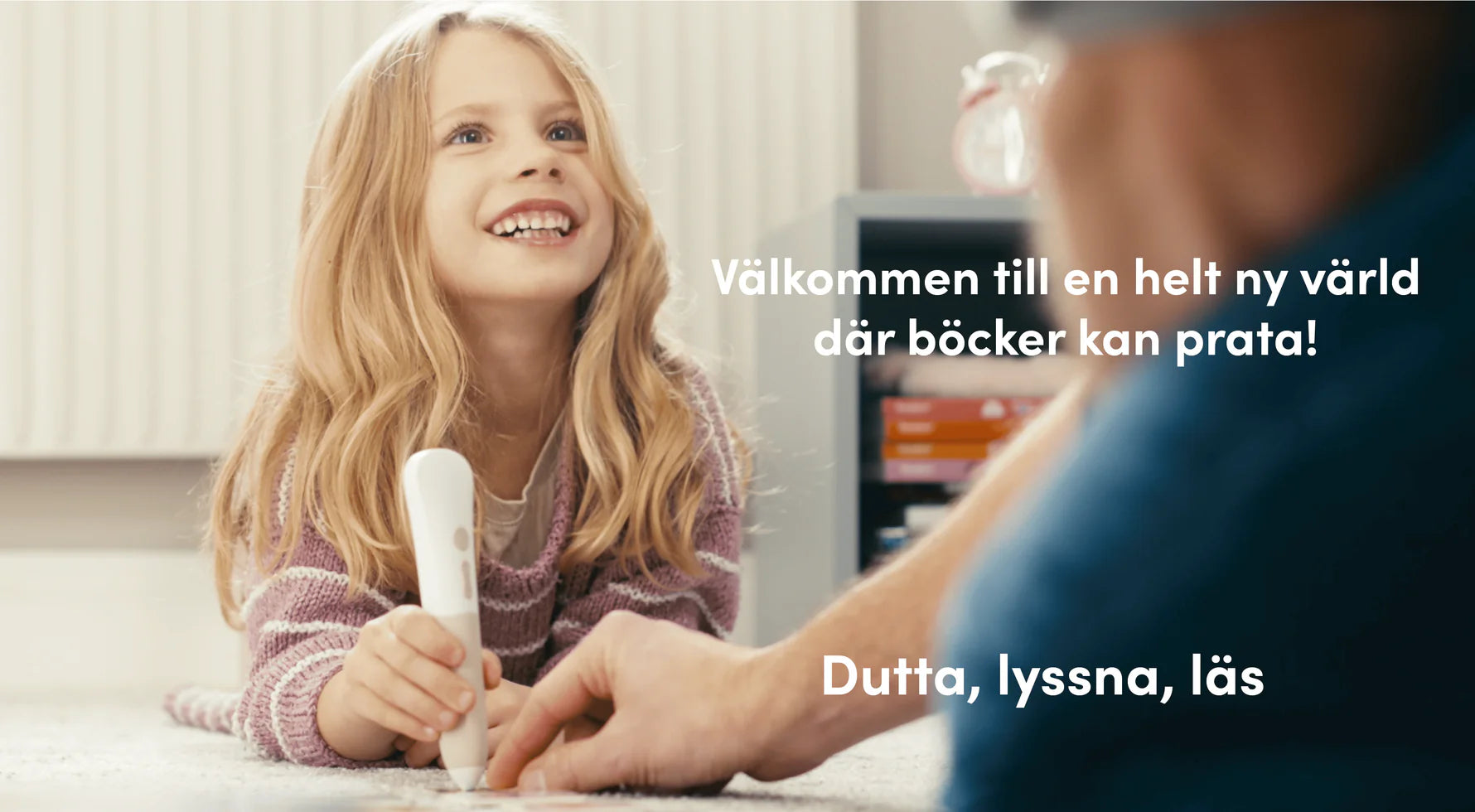 Ladda video: Barn som läser en Readioo-bok med läspenna. Boken väcks till liv med röster, musik och ljud som skapar en interaktiv och skärmfri läsupplevelse.