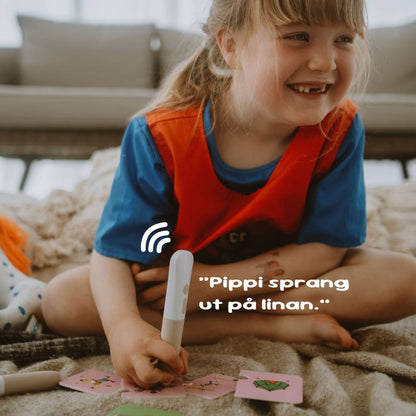 Barn duttar med Readioos läspenna på en pusselbit och hör en del av berättelsen om Pippi Långstrump.
