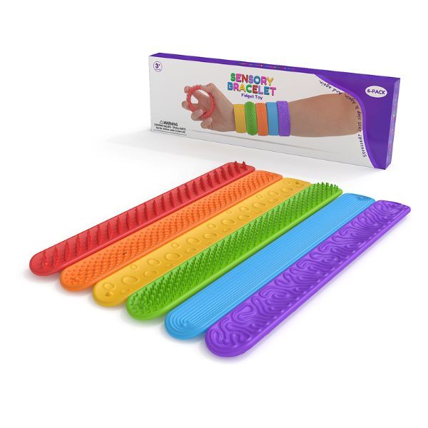 Sensoriska fidgetarmband i sex färger och texturer placerade framför produktens förpackning.