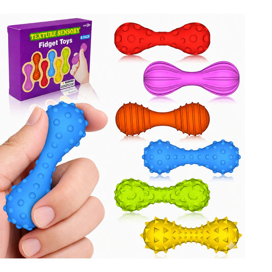 Sex sensoriska fidgets i klara färger med olika strukturer, en blå kläms mellan fingrarna.