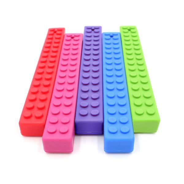 MEGA Brick Stick tugghjälpmedel i flera färger – sensorisk stimulans.