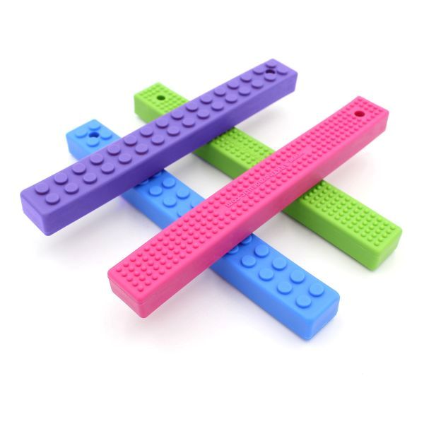 Sensoriskt MEGA Brick Stick med dubbla texturer – närbild på mönster.