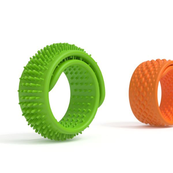 Grönt sensoriskt fidgetarmband med piggig taktil struktur för ökad fokus och sinnesreglering.