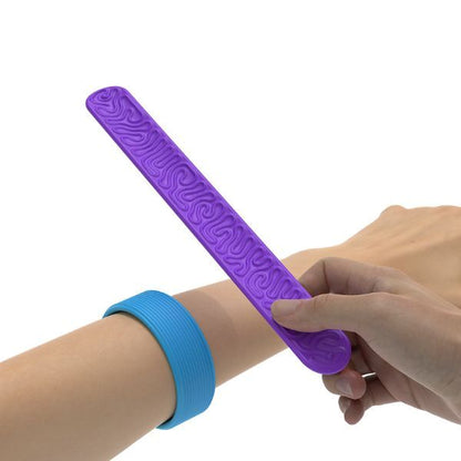 Lila sensoriskt fidgetarmband som knäpps runt handleden för taktil stimulans och fokus.