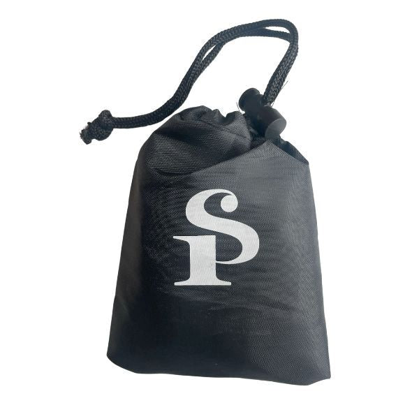 Stängd svart förvaringspåse med dragsko och logotyp för stolbanden.