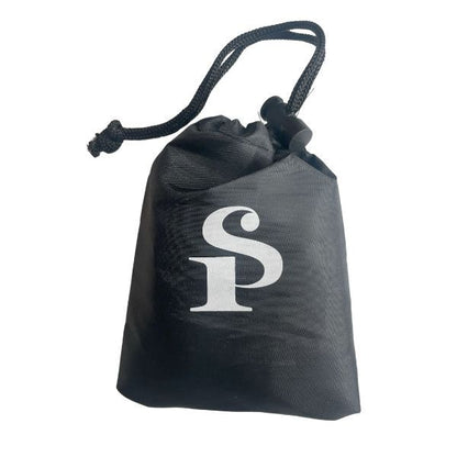 Stängd svart förvaringspåse med dragsko och logotyp för stolbanden.