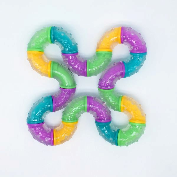 En närbild av en flerfärgad Tangle BrainTools Think, formad som en åtta.