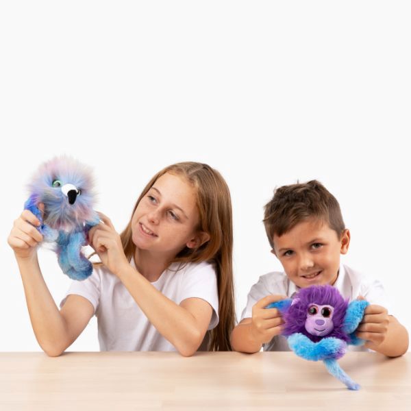 Barn håller Tangle Furry Fidget Friends fågel och apa – Plyschiga fidgetdjur som stimulerar taktilt sinne och kreativitet.