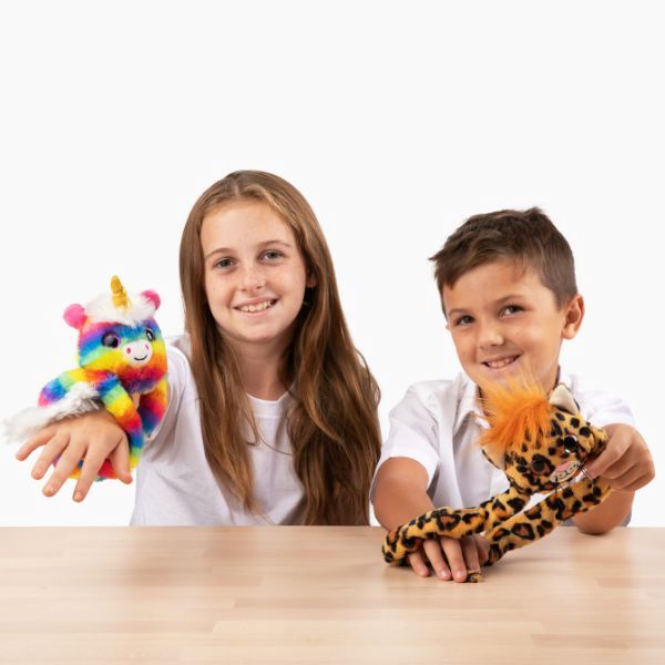 Barn leker med Tangle Furry Fidget Friends – Kreativ lek med mjuka fidgetdjur för sensorisk stimulans.