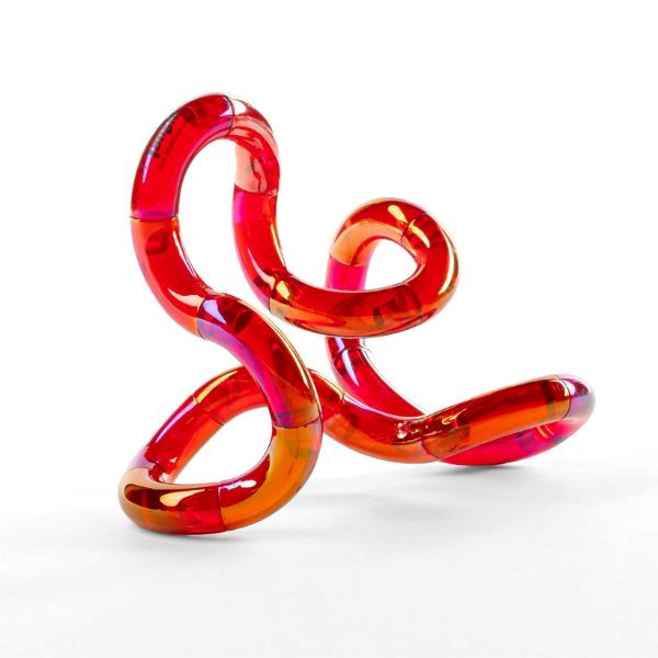 En röd, genomskinlig och flexibel Tangle Jr för att hantera rastlöshet och ångest.