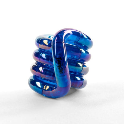 En glittrande blå fidgetleksak med iriserande finish, designad för att förbättra fokus och minska stress.