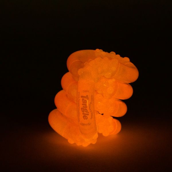 Orange Tangle Jr Glow – mjuk fidget för självreglering vid ADHD och autism.