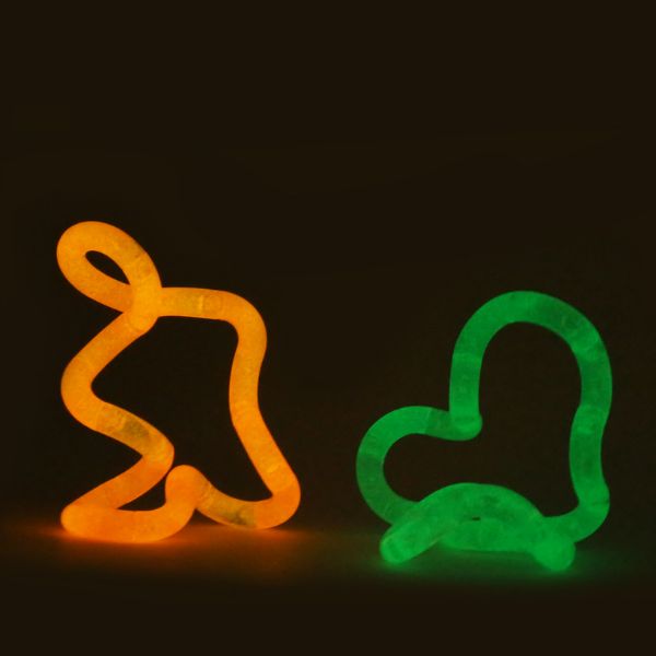 Självlysande Tangle Jr Glow i orange och grön – diskret stresshantering för NPF.