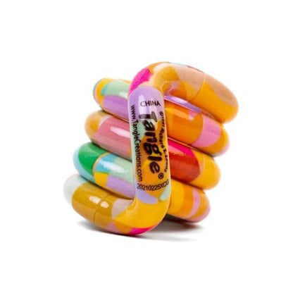 Tangle Jr Masterpiece gul rosa och grön fidgetleksak som stimulerar kreativitet och lugn