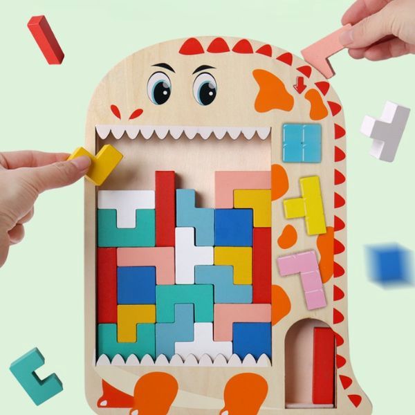 Barnhänder placerar tetrisblock i dinosauriepussel i trä