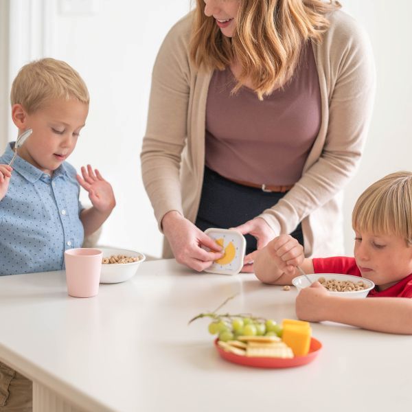 Förälder använder Time Timer MOD 10 minuter vid frukost med barn.