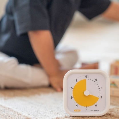 Time Timer MOD 10 minuter på bord i klassrum under barnaktivitet.