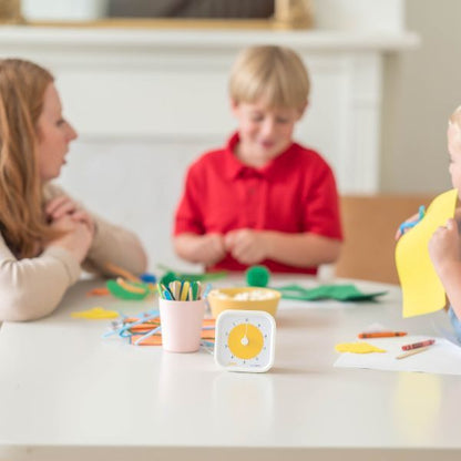 Time Timer MOD 10 minuter på bord i klassrum under barnaktivitet.
