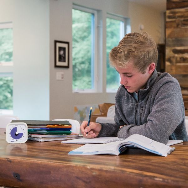 Time Timer MOD 120 min används vid skrivbord för att skapa fokus och struktur under studier