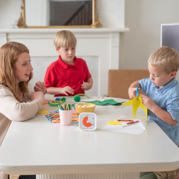 Barn och vuxen använder Time Timer MOD 30 min vid pyssel som stöd för fokus och tidshantering.