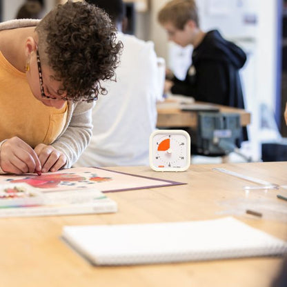 Elever använder Time Timer MOD 30 min under skoluppgift för att skapa struktur och fokus.

6.jpg