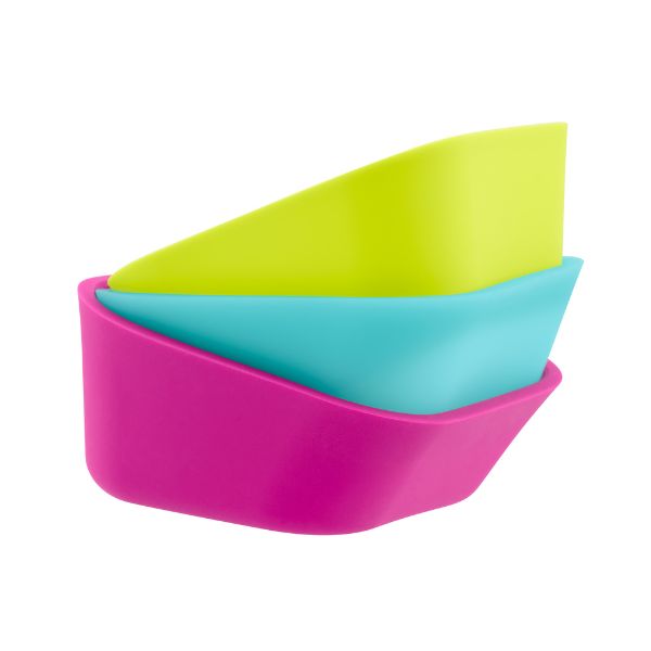 Tre silikonfodral till Time Timer MOD i färgerna rosa, blå och limegrön staplade ovanpå varandra.