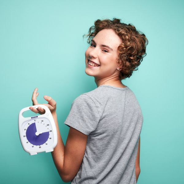 Person håller Time Timer PLUS 120 min – lätt att ta med mellan rum och aktiviteter