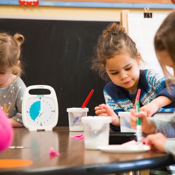 Barn koncentrerar sig på skapande aktivitet med Time Timer PLUS 20 min på bordet.
