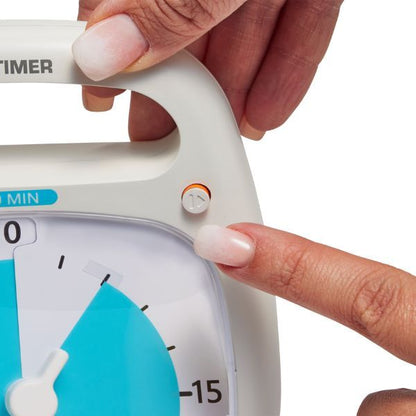 Närbild av Time Timer PLUS 20 min där pausknappen trycks in.