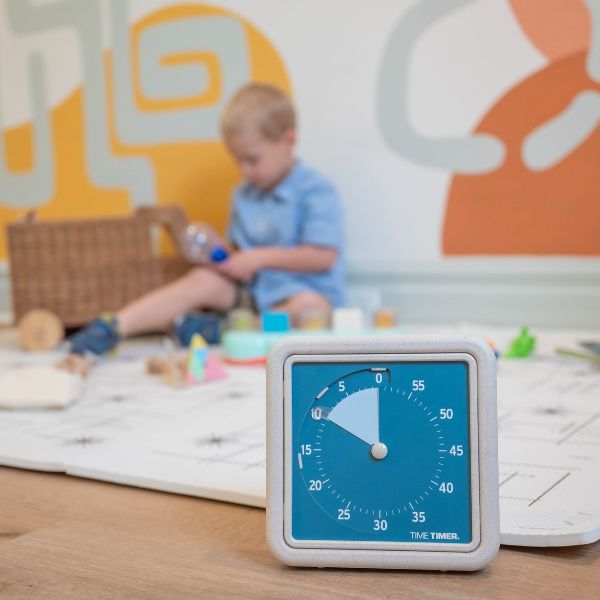 Time Timer RETRO Eco blå timer i barnrum som hjälper till att skapa fokus och struktur.