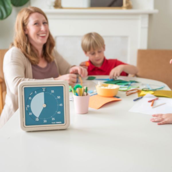 Time Timer RETRO Eco används i hemmet av familj för att skapa fokus och struktur i vardagen