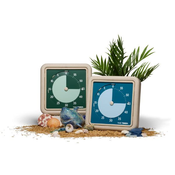 Två Time Timer RETRO Eco timers i naturmiljö med växtbaserade material och hållbar design.