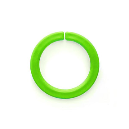 Limegrönt Tuggarmband Bangle i närbild, visar slittålig yta.