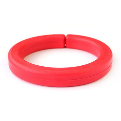 Rött Tuggarmband Bangle på nära håll, perfekt för NPF-hjälpmedel.