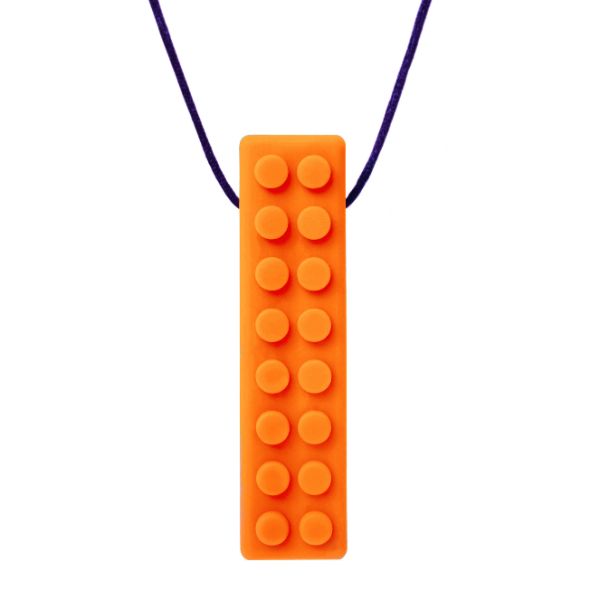Brick Stick tugghalsband i orange med tydlig struktur, skapat för oral stimulans.