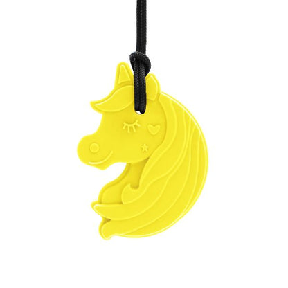 Gult Chewnicorn-halsband med stjärnor och hjärtan i designen.