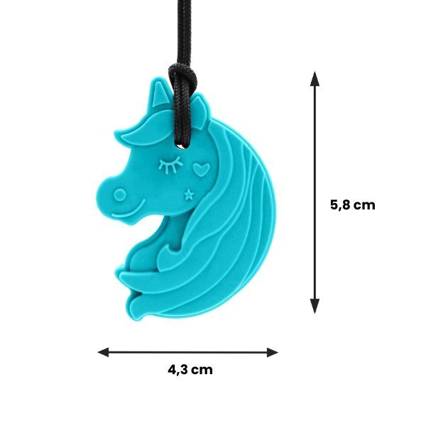 Storleksreferens för Chewnicorn-halsbandet, ca 4,3 cm brett x 5,8 cm högt.