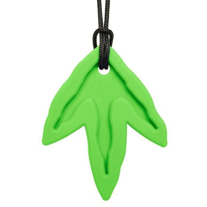 Ett limegrönt tugghalsband i form av ett dinosauriespår med svart snöre.