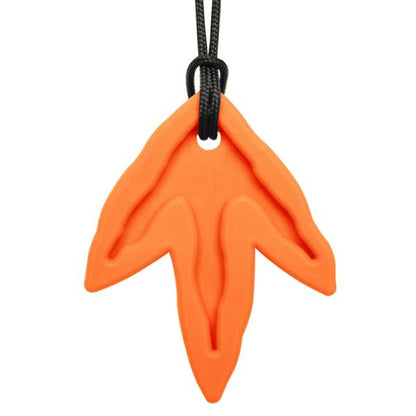 Ett orange tugghalsband i form av ett dinosauriespår med svart snöre.