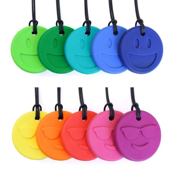 Flera Smiley Face-halsband staplade i olika färger för NPF-behov.