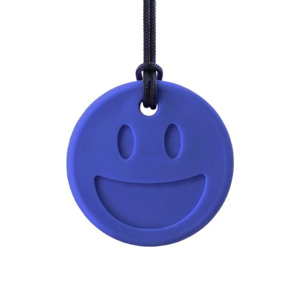 Mörkblått Smiley Face-tugghalsband i närbild – diskret sensoriskt stöd.