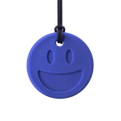 Mörkblått Smiley Face-tugghalsband i närbild – diskret sensoriskt stöd.