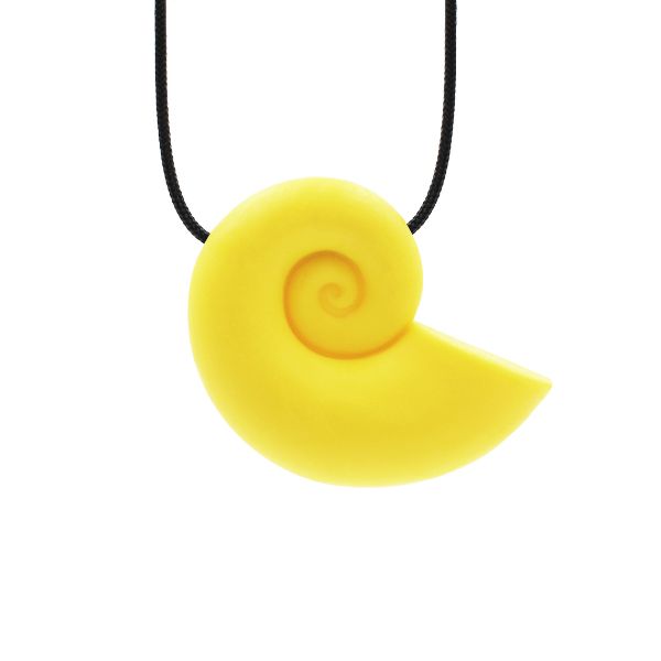 Gult Snäckskal-halsband i spiralform med säkerhetslås.