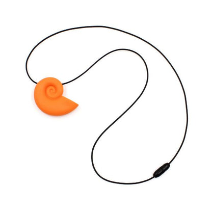 Snäckskal-halsband med snöre, visar BPA-fria material.
