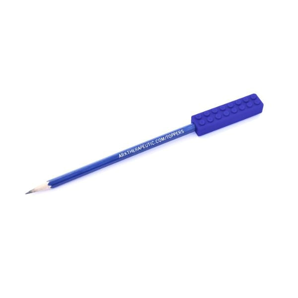 Blå Brick Stick tuggpenntopp med knottrig textur för ADHD-hjälp.