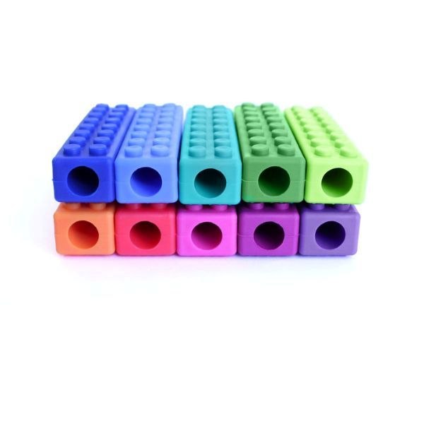 Brick Stick tuggpenntopp i liggande läge, redo att fästas på en blyertspenna.